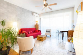 Spacious & bright 2 bedroom apartment in Antibes city center with parking